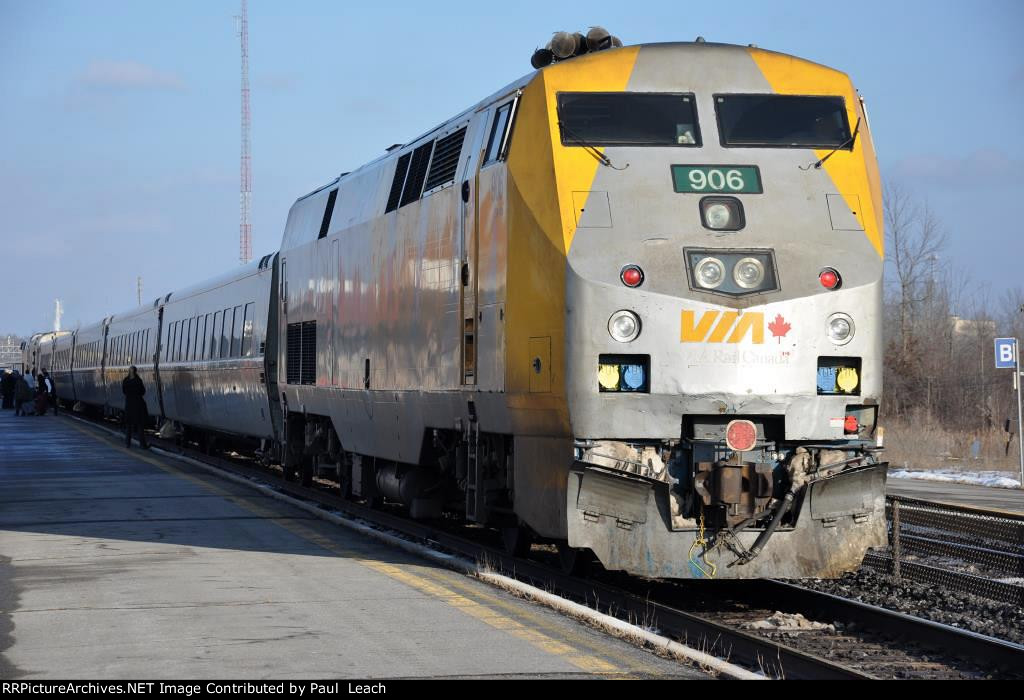 Corridor train loads passengers